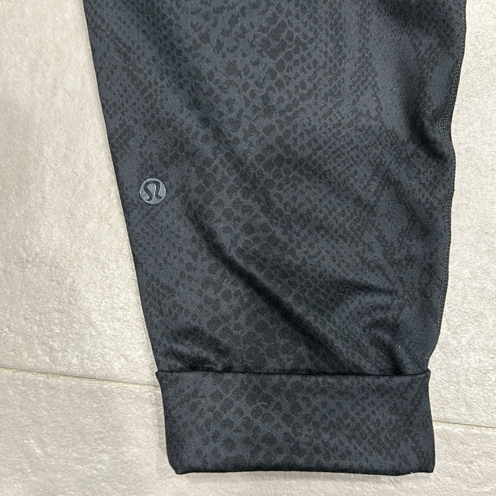 Lululemon pant, size 6 - Picture 11 of 13